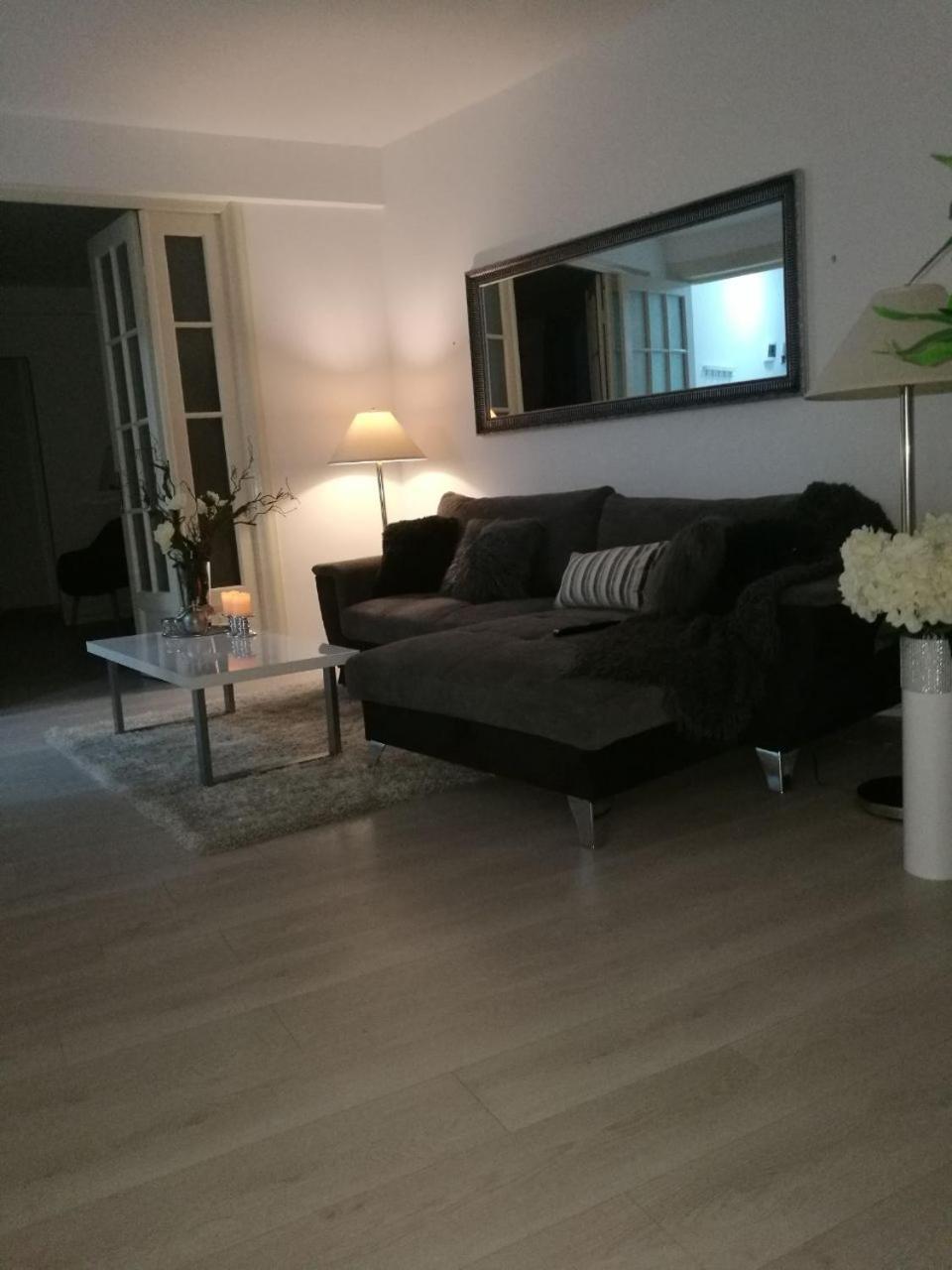 Metropole Apartments Invilla Old City بوخارست المظهر الخارجي الصورة